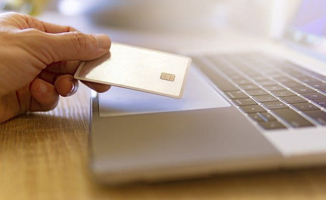 Eine Kreditkarte auf einem Laptop.