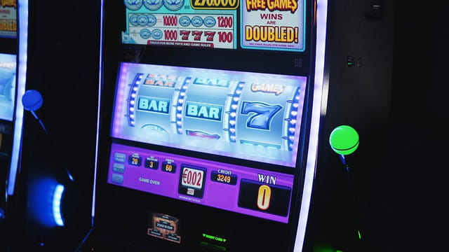 Ein Retro Slot Automat in einer Spielothek.